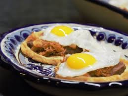 Sope de Frijoles y chicharron, huevo estrellado en salsa roja verde.